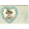 n°20200 - Carte Gaufrée - Clapsaddle - Portrait d'une jeune femme au milieu d'un coeur en myosotis