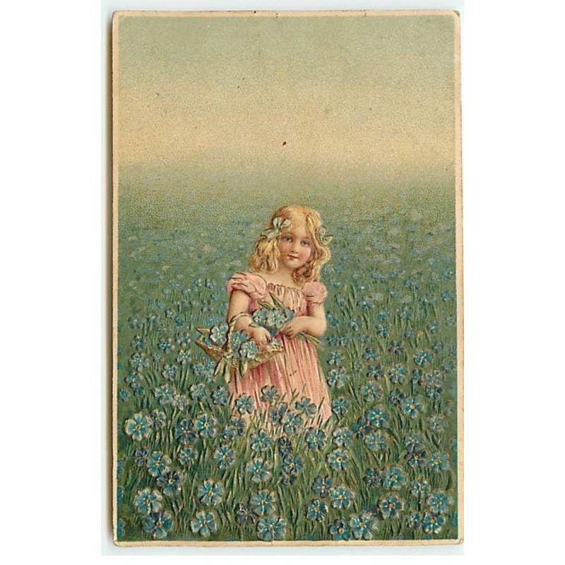 n°20247 - Carte Gaufrée - Fillette au milieu d'un champ de myosotis