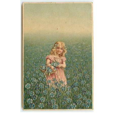 n°20247 - Carte Gaufrée - Fillette au milieu d'un champ de myosotis