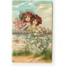 n°20295 - Carte Gaufrée - Amitié Sincère - Jeunes filles avec des fleurs derrière un muret