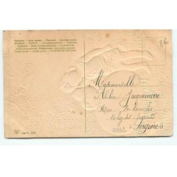 n°20342 - Carte Gaufrée - Joyeuses Pâques - Fillette câlinant un poussin sur un oeuf