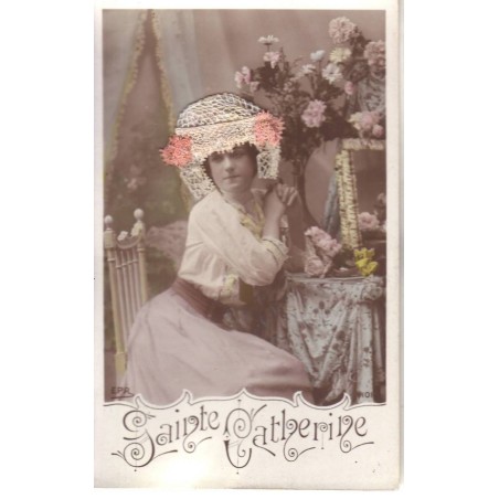 n°20652 - Sainte Catherine - Femme avec bonnet en Dentelle