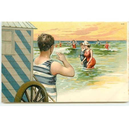 n°20714 - Carte Gaufrée - Jeune homme sortant d'une cabine de bain regardant des jeunes baigneuses