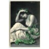 n°20766 - Carte Illustrateur - Femme assise avec une sorte de Sceptre