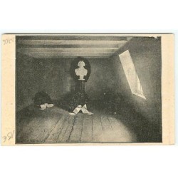 n°20766 - Carte Illustrateur - Femme assise avec une sorte de Sceptre