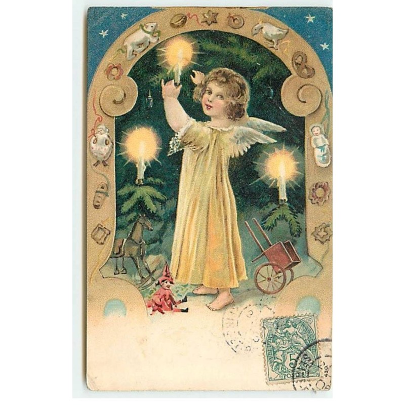 n°21187 - Carte Gaufrée - Ange allumant des bougies dans un sapin