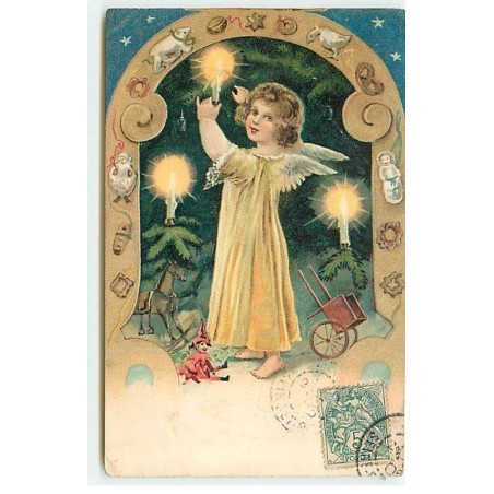 n°21187 - Carte Gaufrée - Ange allumant des bougies dans un sapin