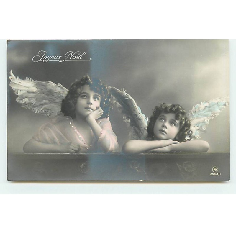 n°21280 - Joyeux Noël - Grete Reinwald portant des ailes d'anges, regardant en l'air