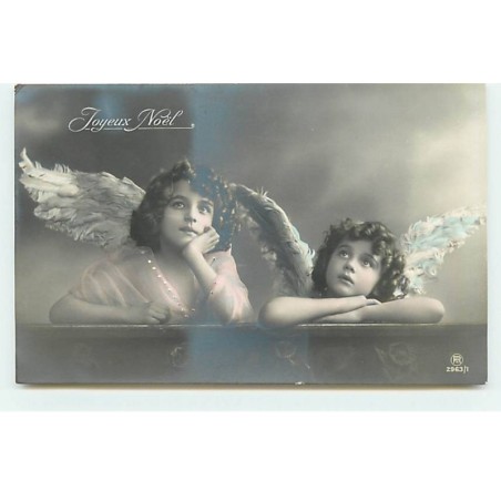 n°21280 - Joyeux Noël - Grete Reinwald portant des ailes d'anges, regardant en l'air